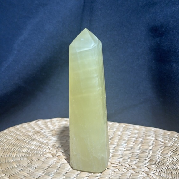 Natural yellow calcite obelisk quartz crystal wand point tower gem 133g - Picture 4 of 4